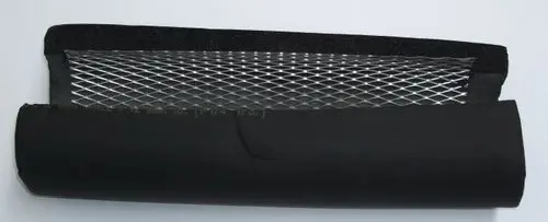 Metallischer Schalldämpfereinsatz mit schwarzem Umrandungsmaterial. Geeignet für Systeme von Daikin und ROTEX, sichtbar ist ein Drahtgitter.